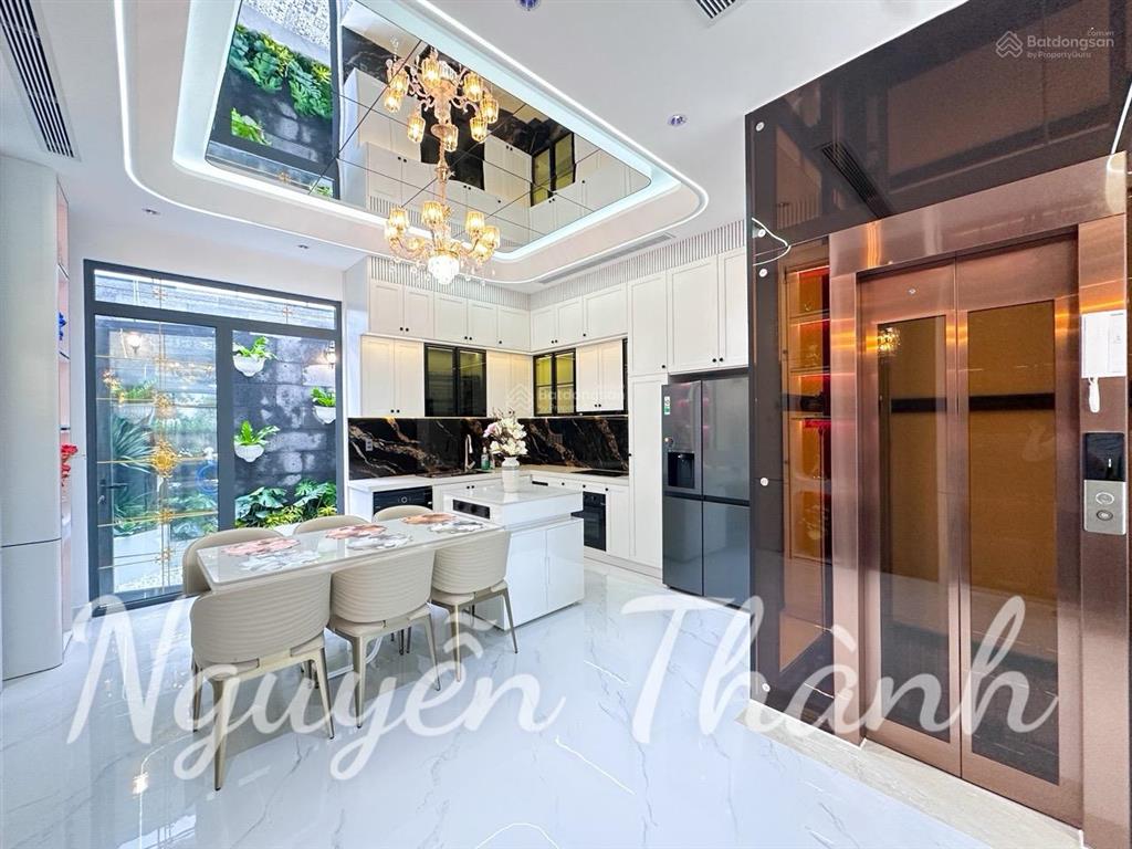 Nhà phố có thang máy  cạnh phú mỹ hưng  quận 7