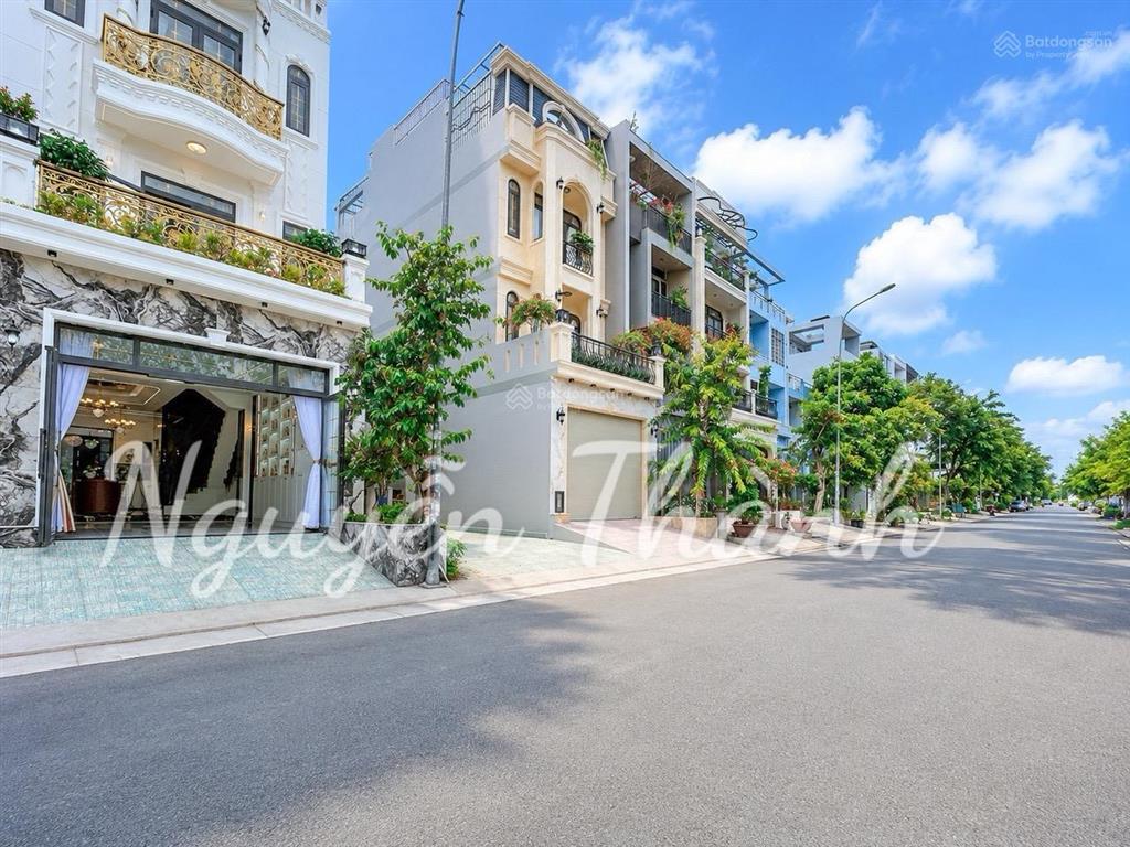 Nhà phố có thang máy  cạnh phú mỹ hưng  quận 7
