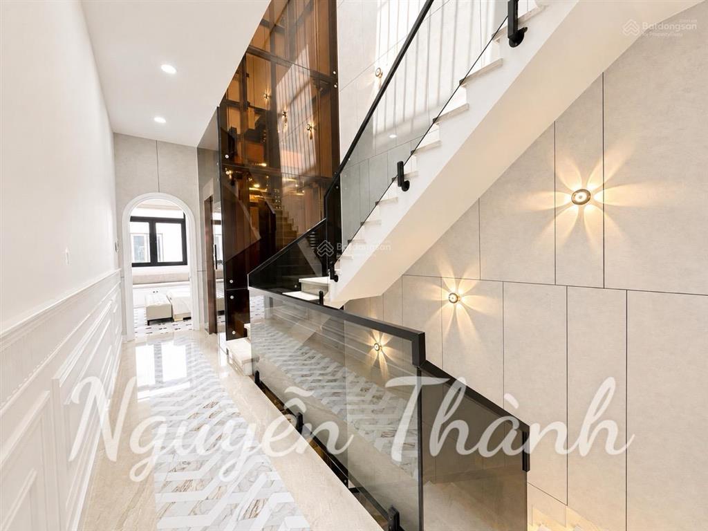 Nhà phố có thang máy  cạnh phú mỹ hưng  quận 7