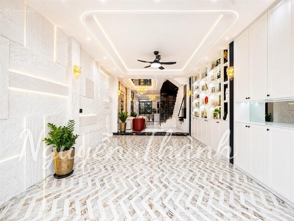Nhà phố có thang máy  cạnh phú mỹ hưng  quận 7