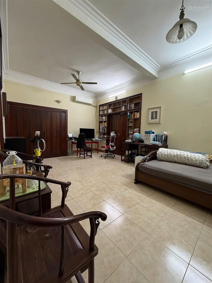 Bán đất cầu giấy, tặng nhà 3 tầng, dt 150m2 mặt tiền đẹp 11m, chia 2 căn hoặc đầu tư xây tòa