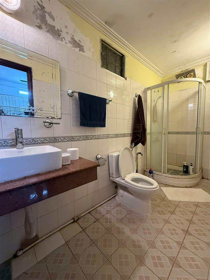 Bán đất cầu giấy, tặng nhà 3 tầng, dt 150m2 mặt tiền đẹp 11m, chia 2 căn hoặc đầu tư xây tòa