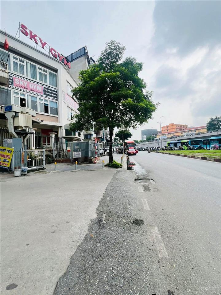 Cần bán gấp lo công việc , 133,4m2 , thực tế 140m2 , tại ngã 4 xuân thủy  mai dịch  ô tô
