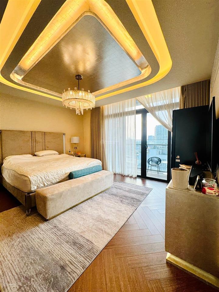 Cần bán gấp lo công việc , 133,4m2 , thực tế 140m2 , tại ngã 4 xuân thủy  mai dịch  ô tô