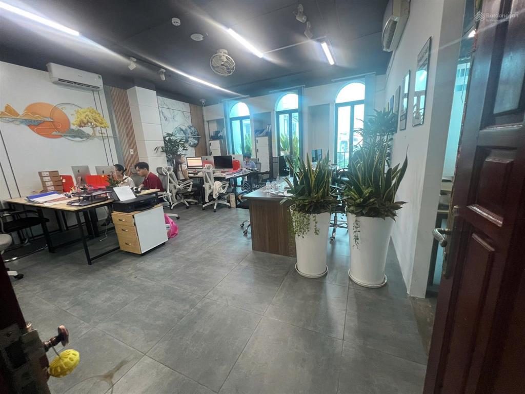 Cho thuê vp 40m2, 12tr full, mặt tiền và mặt hậu đều thoáng, ngăn sẵn 2 phòng, pccc đầy đủ