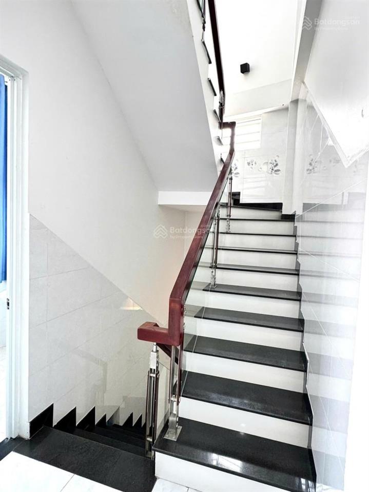 Nhà 3 tầng mặt tiền kd, chiều ngang siêu lớn 11m, khu bv lê văn thịnh q2, vừa kd vừa để ở.