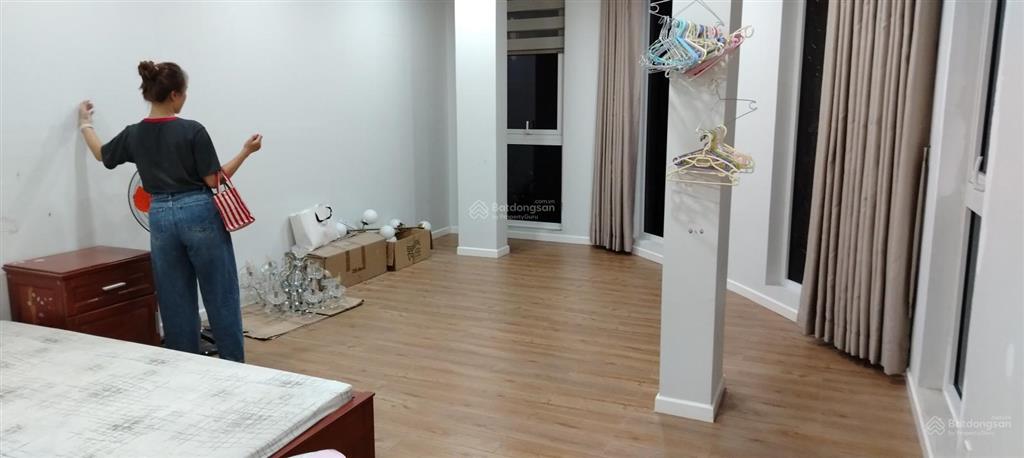 Share mbkd trong toà nhà lê văn sỹ, p1, tân bình, gồm 1 trệt, 1 lửng, 2 lầu, dtsd 300m2 giá 40tr/th