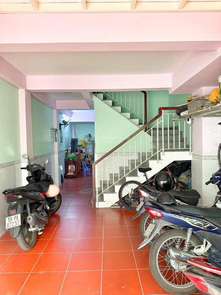 Bán nhà 6 phòng có dòng tiền hẻm 5m q7.