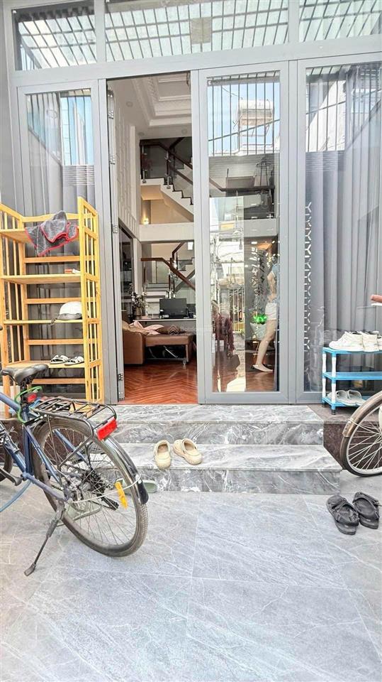 Nhà đẹp 3 tầng có dòng tiền trung tâm q7.