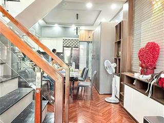 Nhà đẹp 3 tầng có dòng tiền trung tâm q7.