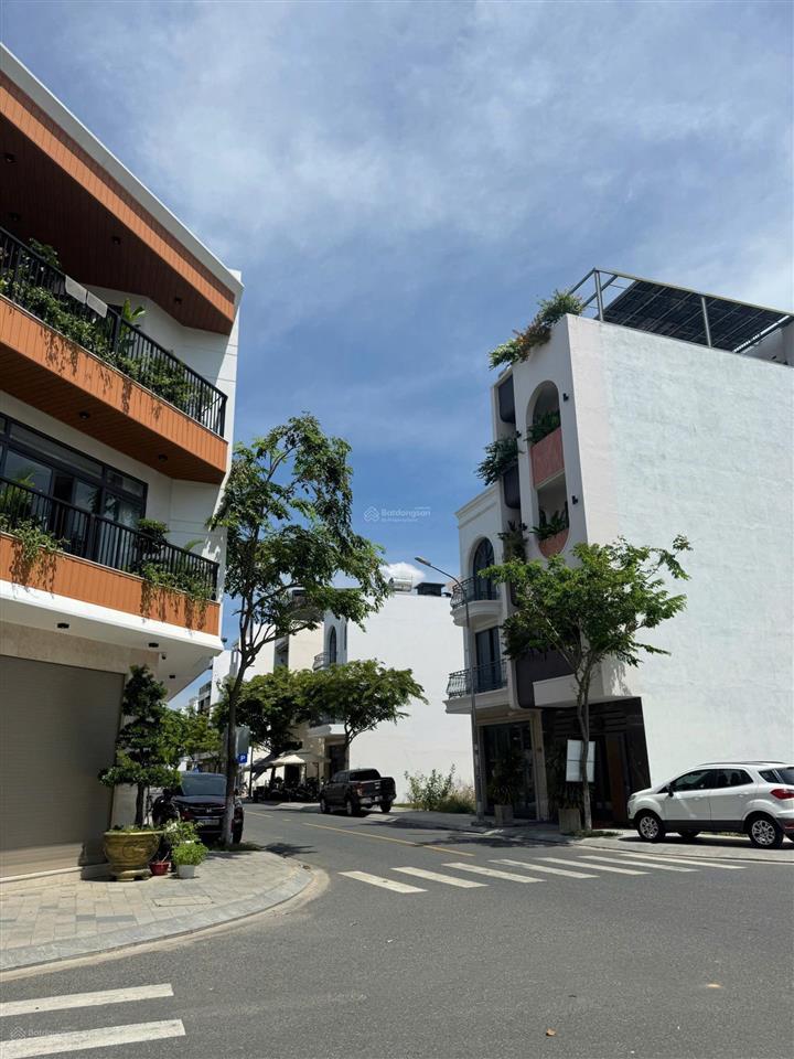 Em nguyệt nha trang cần bán nhà thô 4 tầng 1 tum mặt tiền kđt vcn phước long 2, đối diện chung cư