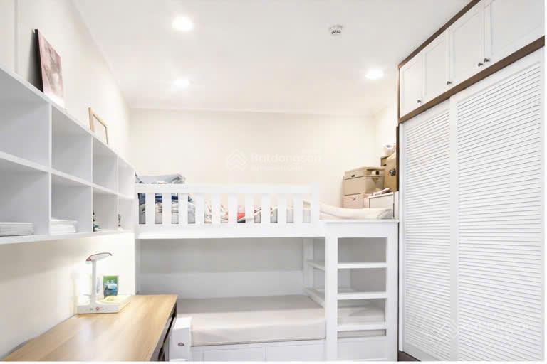 Bán căn mới đẹp tầng trung view hồ bơi công viên golden mansion novaland khu sân bay 69m2 2 phòng