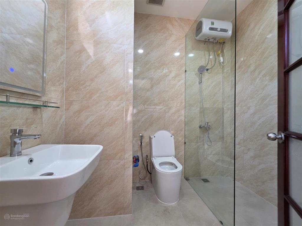 Cho thuê 1 phòng an ninh trong nhà phố hẻm 121 hồng hà gần sân bay mới sạch đẹp đầy đủ tiện nghi