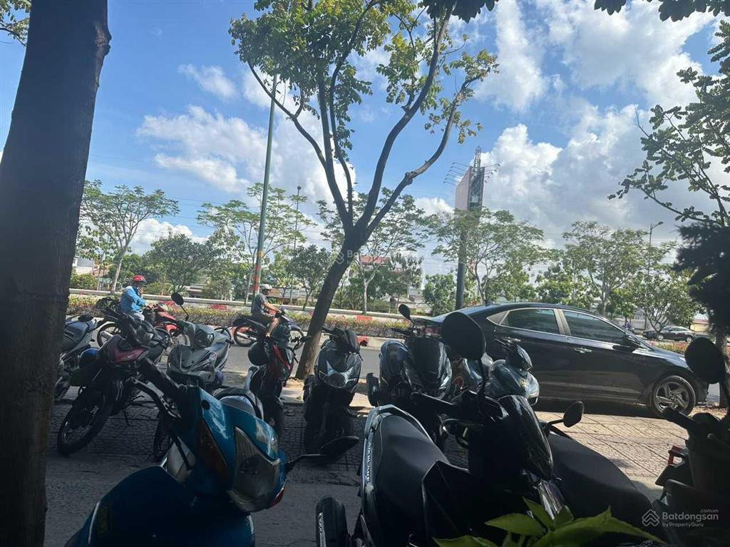 Chủ gửi bán căn mt xa lộ hà nội. dt 20 x 30m, sử dụng 600m2, giá 59 tỷ còn tl