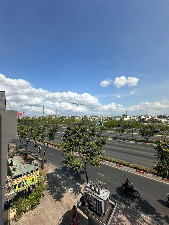 Chủ gửi bán căn mt xa lộ hà nội. dt 20 x 30m, sử dụng 600m2, giá 59 tỷ còn tl