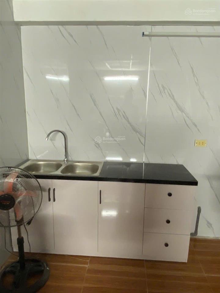 Phòng mặt tiền đinh bộ lĩnh ngay bến xe, 40m2, 5tr