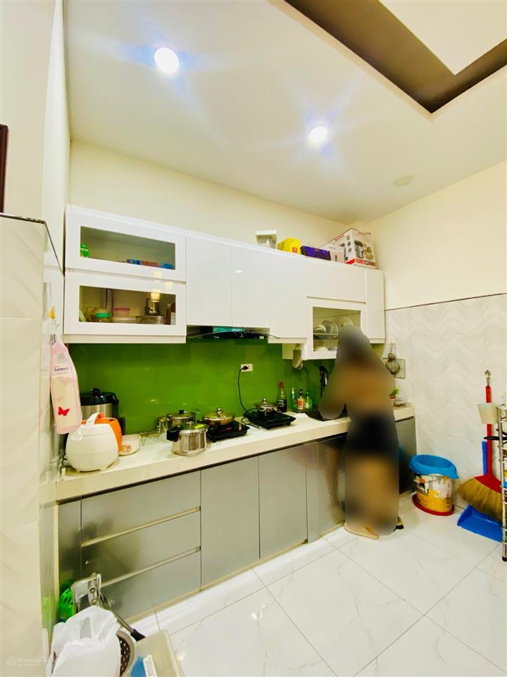 Xe hơi ngủ trong nhà, với 4 tầng, dt 50m2 thống nhất, p16, gv, có pn dưới trệt, giá 7 tỷ 8