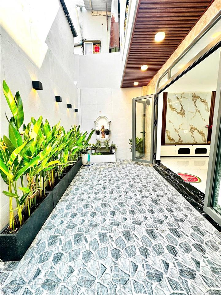 Nhà đẹp 2 tầng đúc dt khủng ~ 78m2  3pn (có pn trệt)  shr  dương quảng hàm, gv  giá 5 tỷ 750