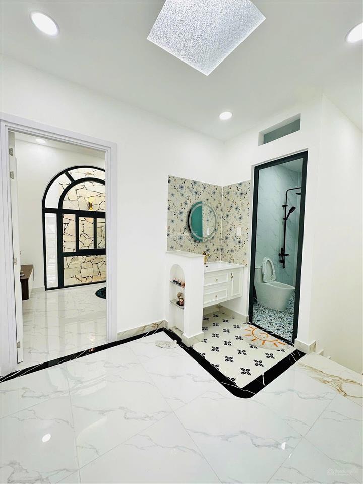 Nhà đẹp 2 tầng đúc dt khủng ~ 78m2  3pn (có pn trệt)  shr  dương quảng hàm, gv  giá 5 tỷ 750