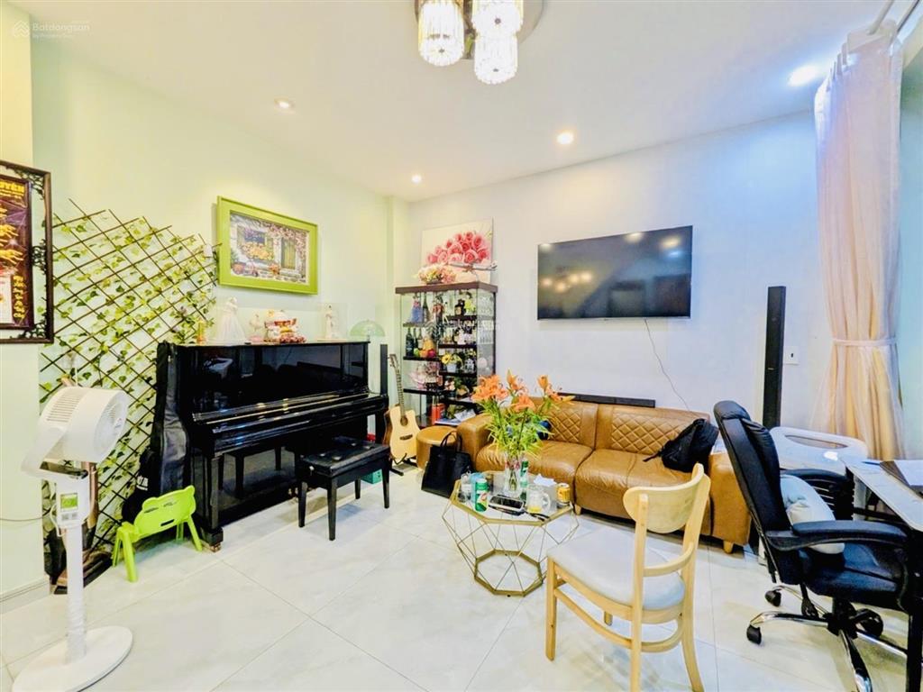 Nhà ngang 10m bề thế nằm vị trí trung tâm nguyễn kiệm  cc hà đô, p3, gv dt 50m2  giá 5 tỷ 8
