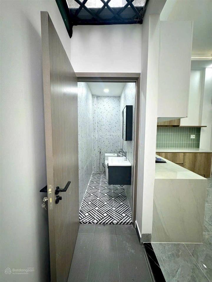 Cho thuê nhà riêng 1 trệt 2 lầu, 3 phòng ngủ, 4wc, 180m2 sàn, gần chợ, trường, uỷ ban, đường xe lớn