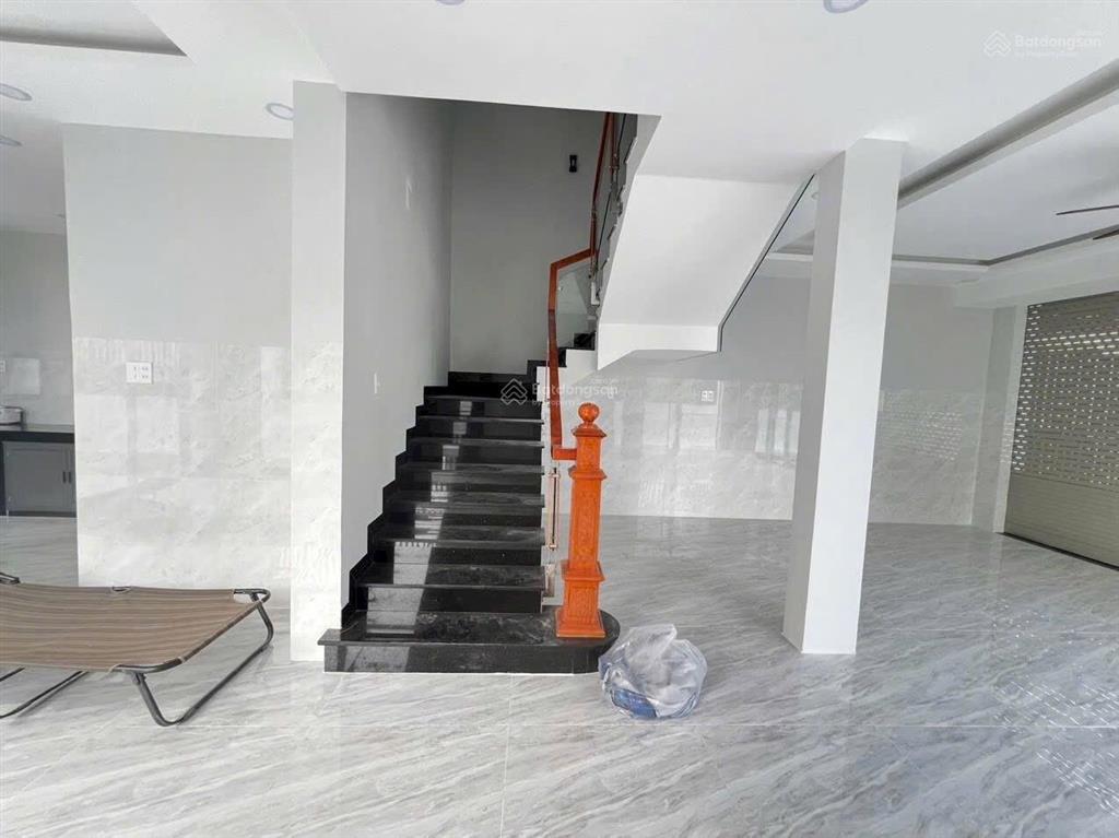 Cho thuê nhà đẹp trong khu đô thị, dân trí cao, an ninh đảm bảo dt 160m