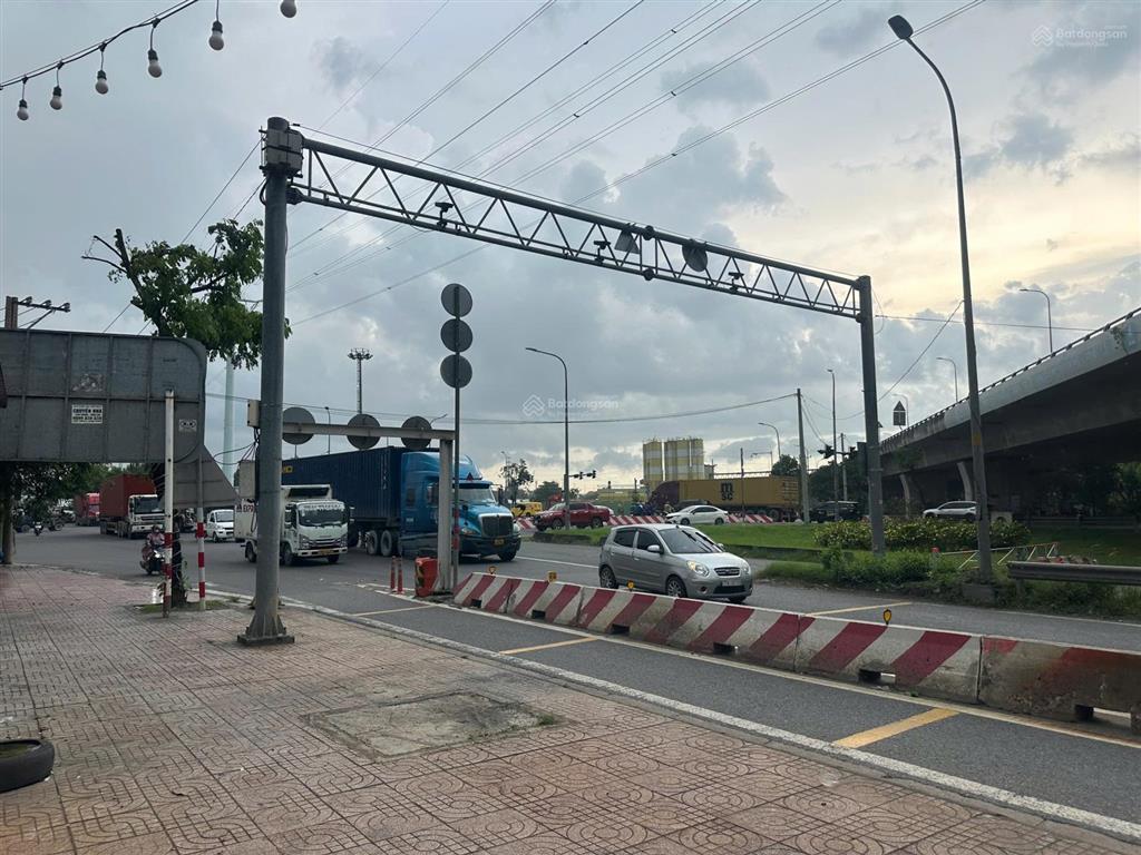 Cho thuê mặt bằng kinh doanh siêu mặt tiền ngay vòng xoay phú hữu. 800m/45tr