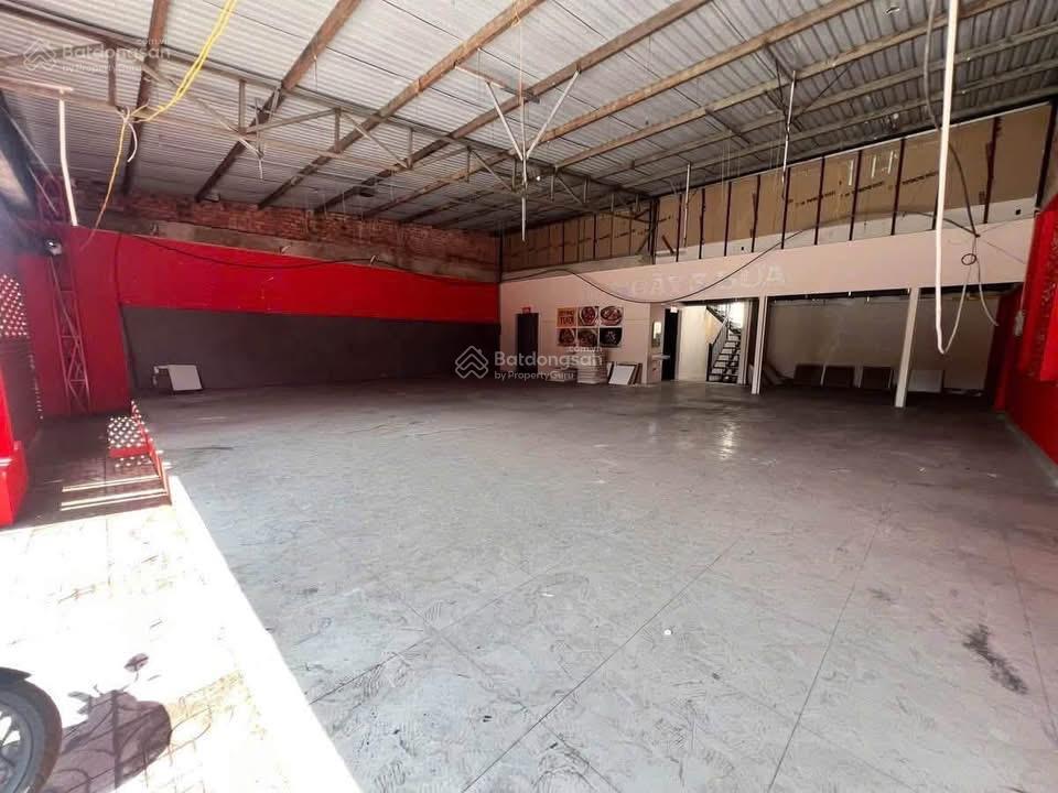 Cho thuê mặt bằng kinh doanh gần ngã tư thủ đức. 13x15m