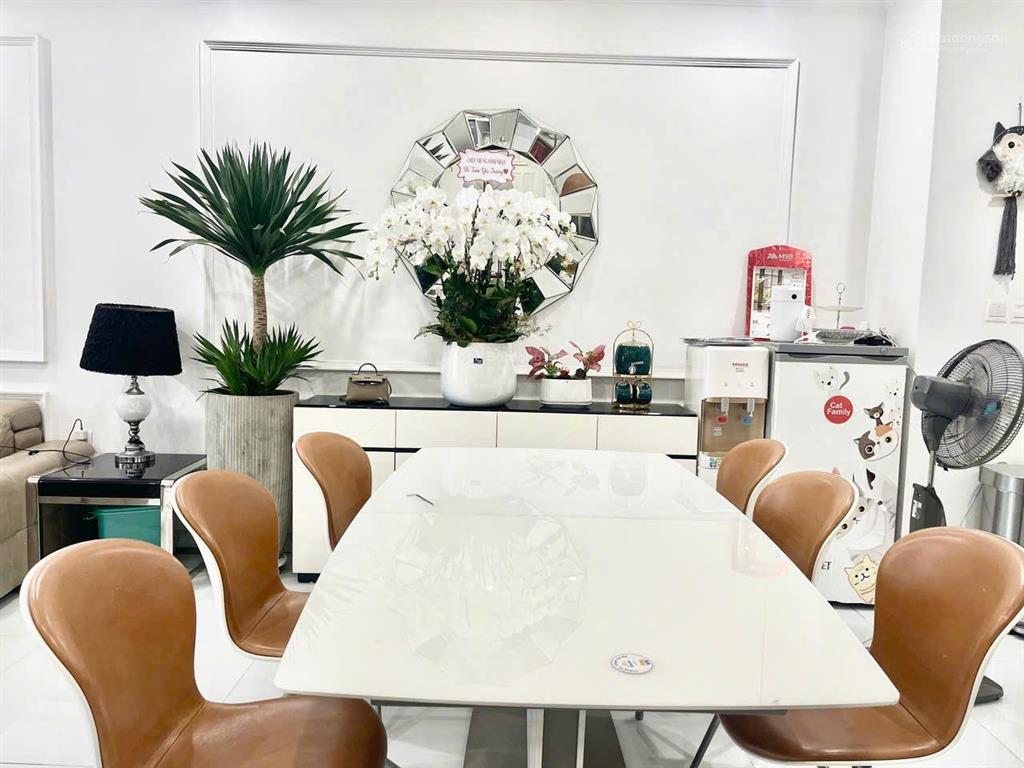 Chính chủ cho thuê royal city siêu đẹp 131m 3 phòng ngủ đã full nội thất giá siêu rẻ chỉ 24 triệu