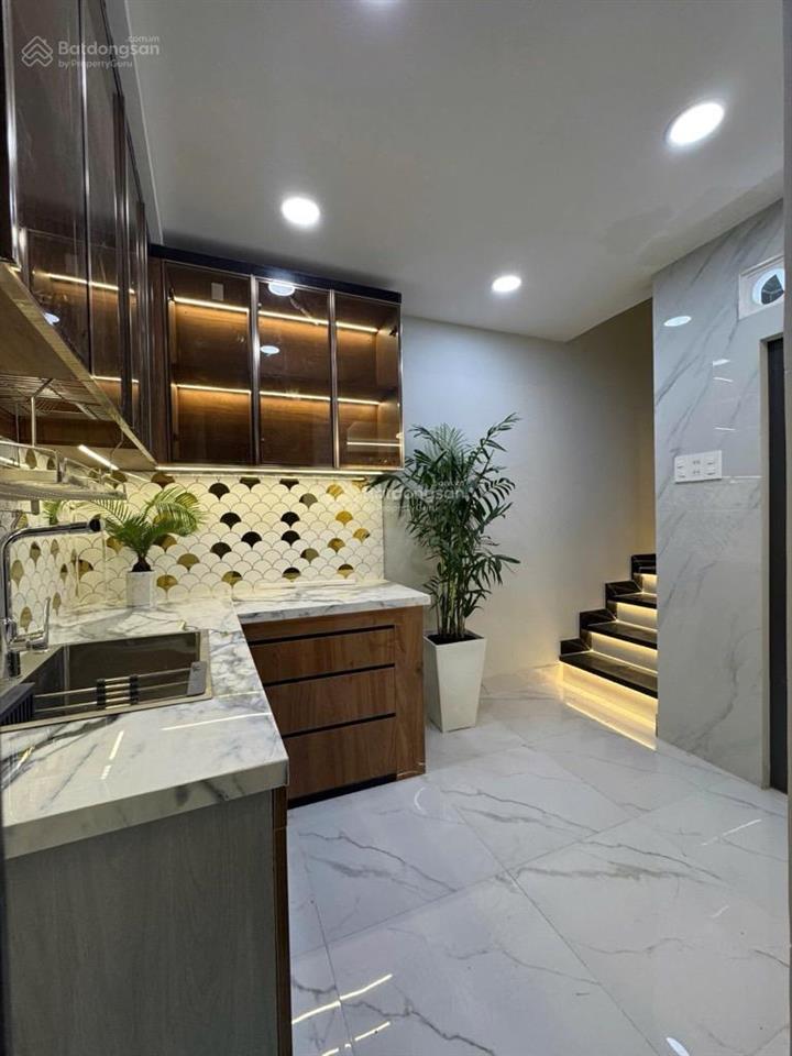Nhà 2 mặt hẻm  phạm văn chí  gần chợ bình tiên  4 tầng  xe hơi đậu cửa
