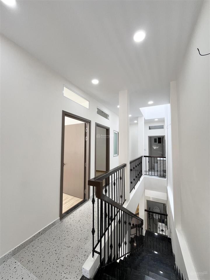 Nhà đẹp 2 tầng  ngang hơn 5m  đường lê cơ  gần bx miền tây  tặng nội thất.