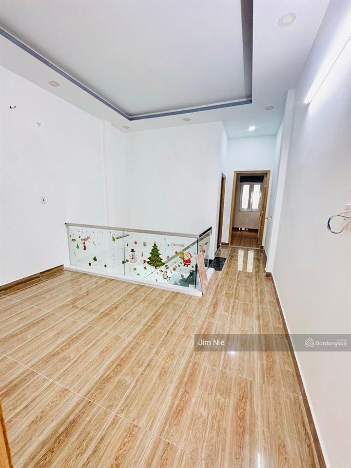 Ngay chợ khiếu năng tĩnh  gần khu tên lửa  nhà 2 tầng  4x18m  hẻm 7m thông  sổ hoàn công.