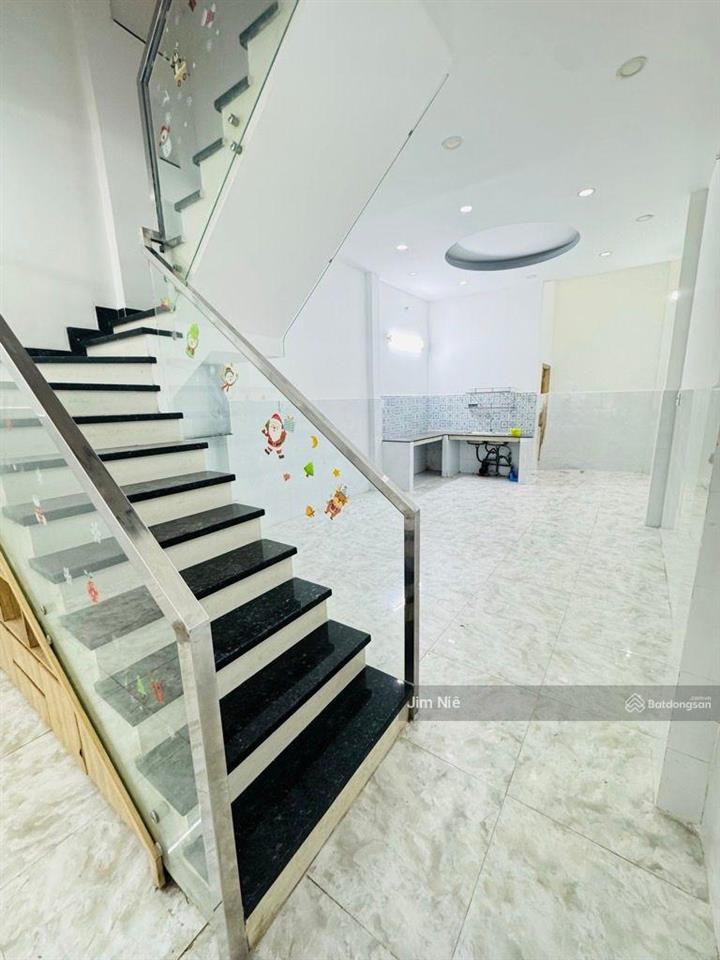 Ngay chợ khiếu năng tĩnh  gần khu tên lửa  nhà 2 tầng  4x18m  hẻm 7m thông  sổ hoàn công.