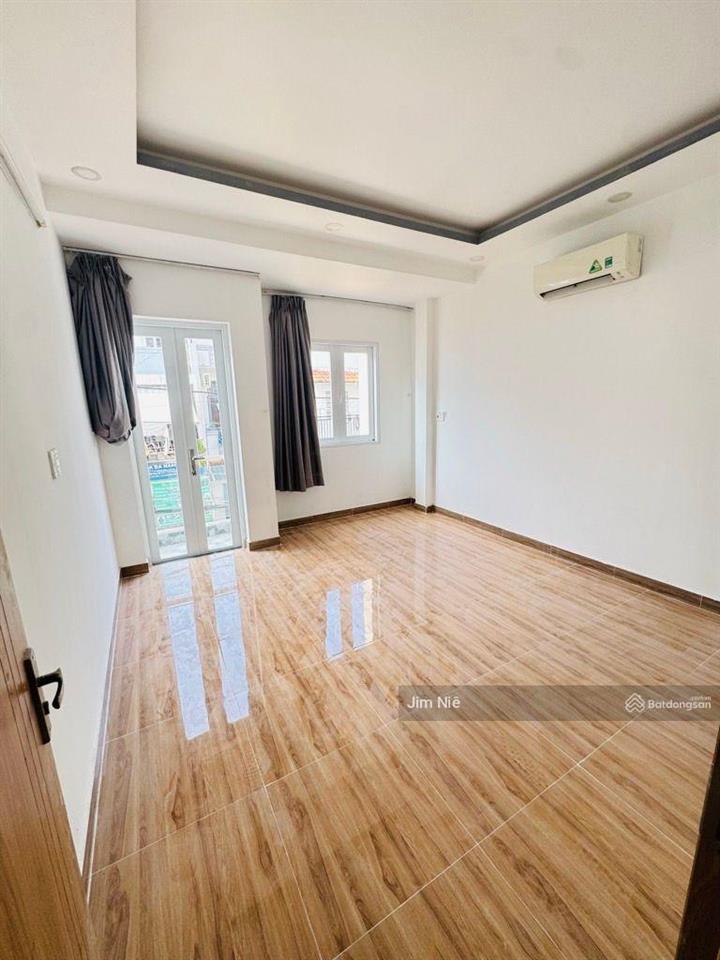 Ngay chợ khiếu năng tĩnh  gần khu tên lửa  nhà 2 tầng  4x18m  hẻm 7m thông  sổ hoàn công.