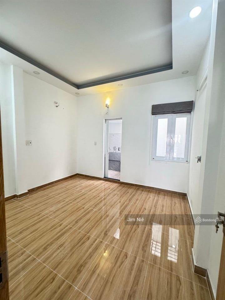 Ngay chợ khiếu năng tĩnh  gần khu tên lửa  nhà 2 tầng  4x18m  hẻm 7m thông  sổ hoàn công.