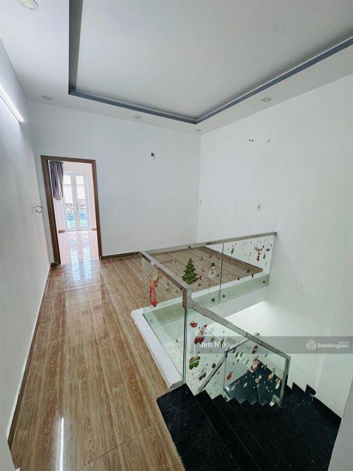 Ngay chợ khiếu năng tĩnh  gần khu tên lửa  nhà 2 tầng  4x18m  hẻm 7m thông  sổ hoàn công.