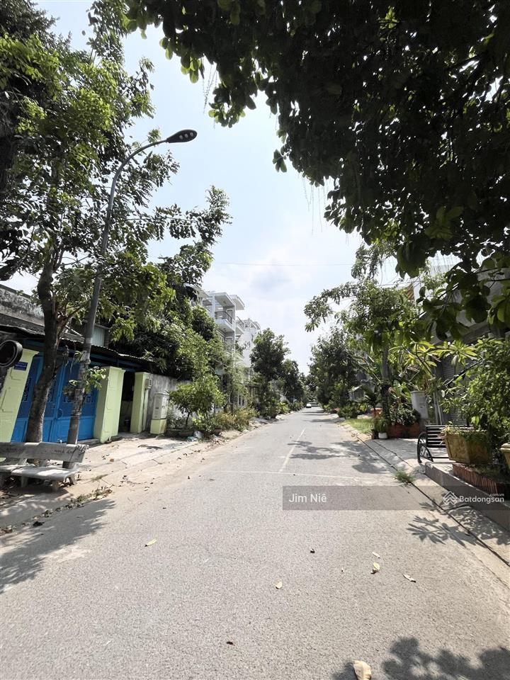 Khu an ninh  nhà 3 tầng  4x20m  gần akari võ văn kiệt  xe hơi đậu trong nhà  sổ hoàn công.