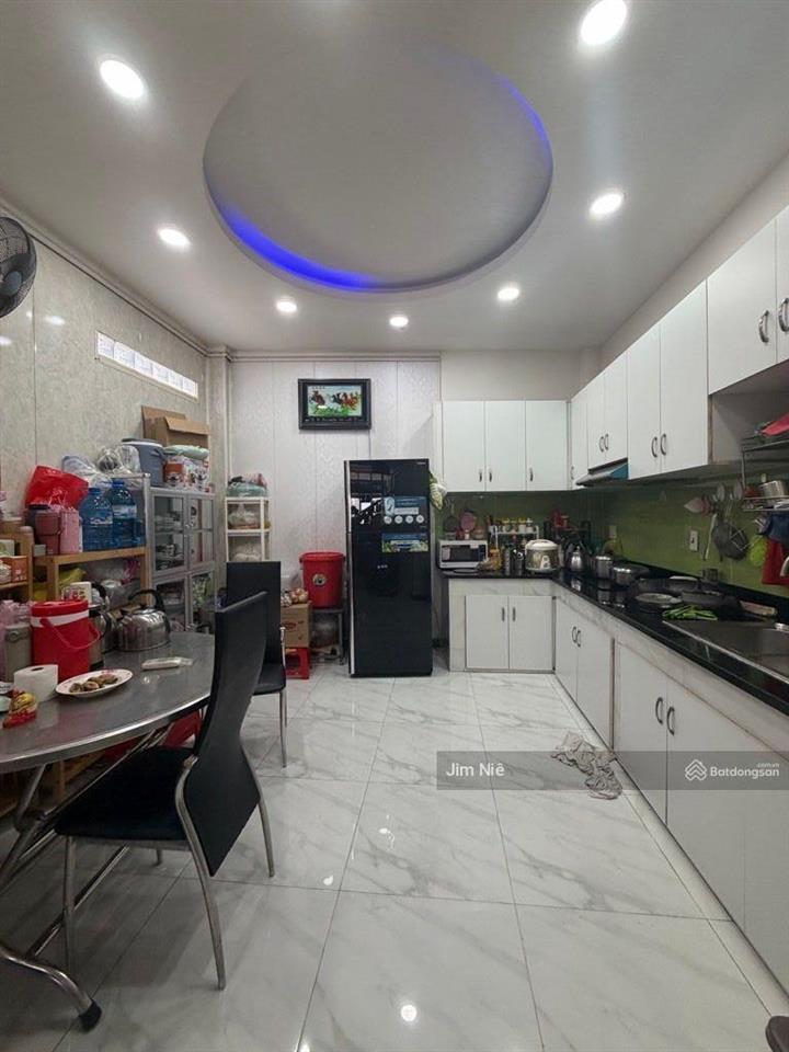 Khu an ninh  nhà 3 tầng  4x20m  gần akari võ văn kiệt  xe hơi đậu trong nhà  sổ hoàn công.