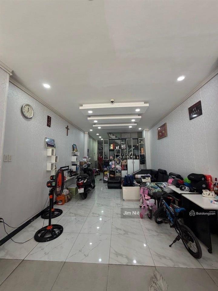 Khu an ninh  nhà 3 tầng  4x20m  gần akari võ văn kiệt  xe hơi đậu trong nhà  sổ hoàn công.