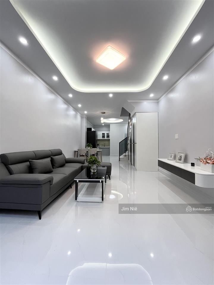 Nhỉnh 4 tỷ  nhà 2 tầng  gần bến xe miền tây  43m2  tặng nội thất