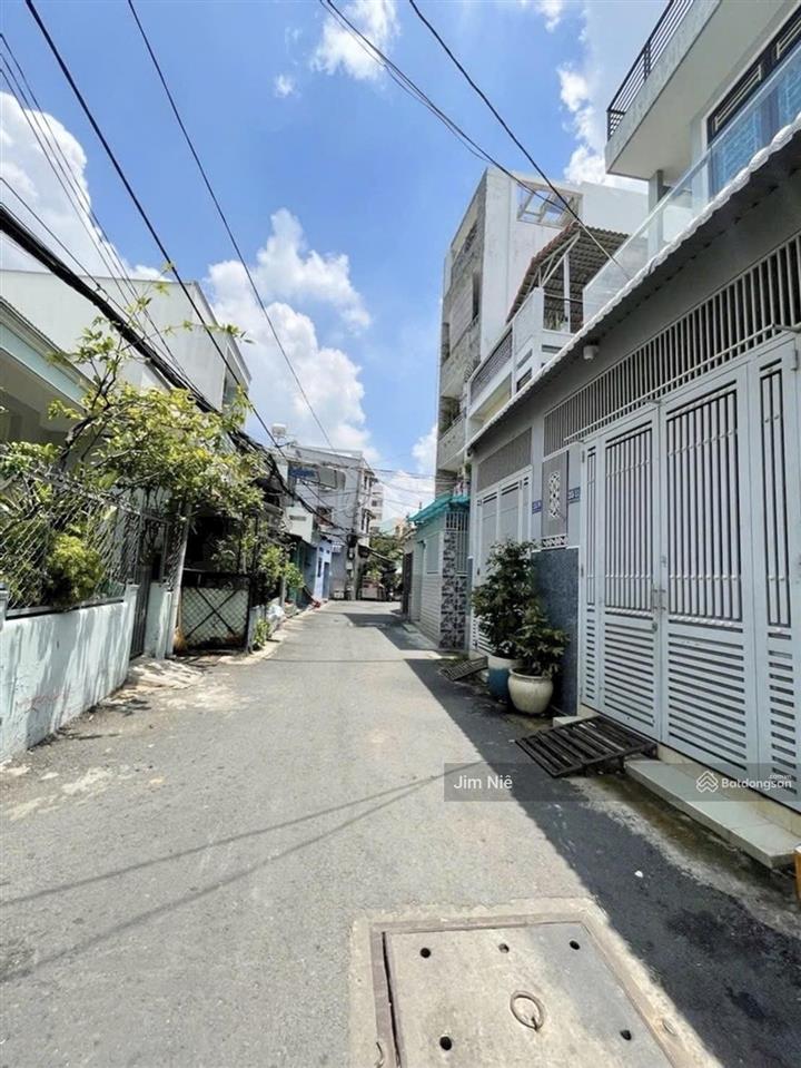 Ngay chợ minh phụng  cầu vượt cây gõ  nhà 3 tầng  dts 127m2  tặng nội thất.
