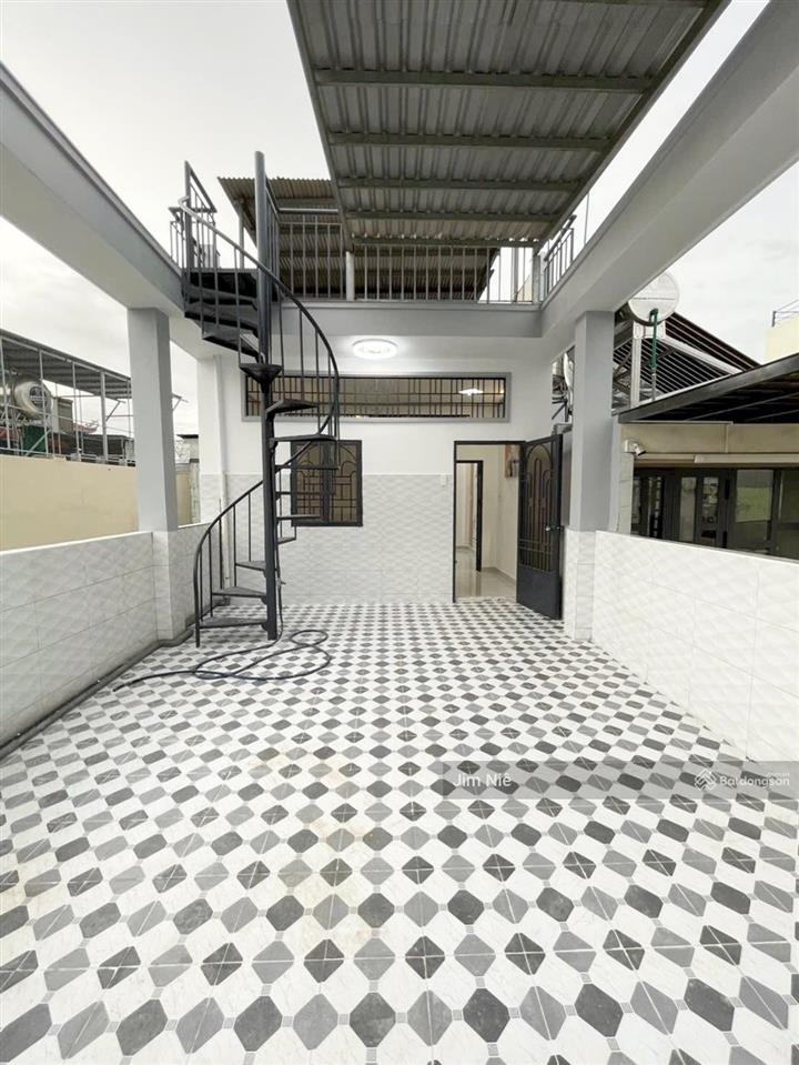 Ngay chợ minh phụng  cầu vượt cây gõ  nhà 3 tầng  dts 127m2  tặng nội thất.
