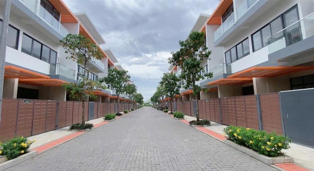 Cho thuê nhà phố hoàn thiện cđt elite life giá rẻ bất ngờ 8.5tr. nhà 1 trệt 2 lầu nhà thô cđt đẹp