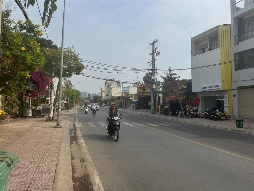 Mt đường số 2 ngay xa lộ hà nội, dt 5,5m full thổ 135m2, khu vực xây được hầm 7 tầng, giá chỉ 20 ty