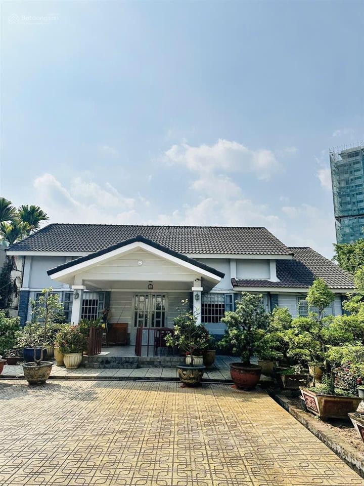 Giá chỉ 19,5 tỷ khuôn viên 2000m2 có 200m2 thổ, sẵn nhà biệt thự vườn giáp rạch, ở nghĩ dưỡng