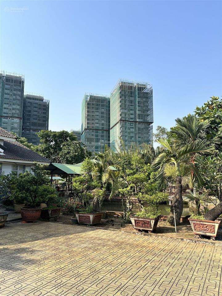 Giá chỉ 19,5 tỷ khuôn viên 2000m2 có 200m2 thổ, sẵn nhà biệt thự vườn giáp rạch, ở nghĩ dưỡng