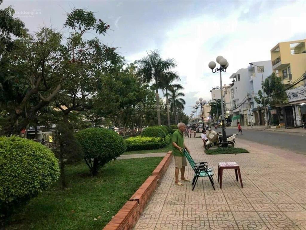 Bán nhà lưu chí hiếu  dt 4x14,5m, 4 tầng btct, hẻm xe hơi, ngay công viên, giá 9tỷ2