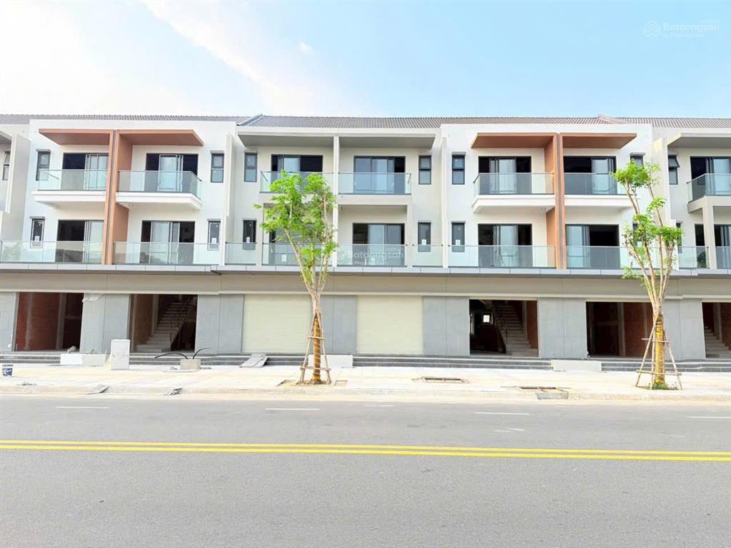 Cần bán nhà phố 1 trệt 2 lầu trong khu đô thị sun casa square cđt vsipii giá 3.2 tỷ full