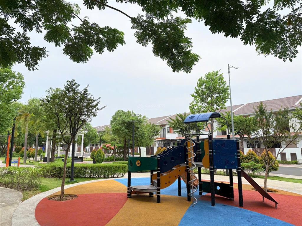 Cần bán nhà phố 1 trệt 2 lầu trong khu đô thị sun casa square cđt vsipii giá 3.2 tỷ full