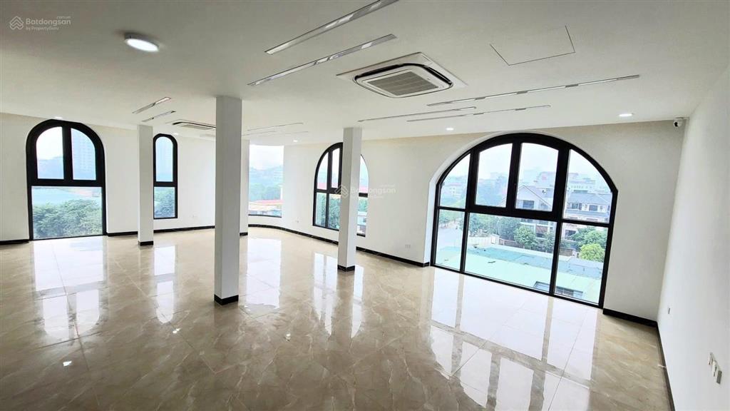 Tòa nhà 7 tầng nguyễn xiển thang máy lô góc 3 vỉa hè dòng tiền 200 triệu/tháng